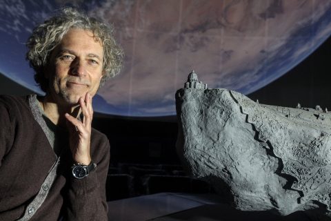 Stefano Giovanardi accanto al modello dell’asteroide RomaPlanetario, posto al centro della sala del Planetario di Roma: sulla sua superficie è stato riprodotto in scala il centro della Capitale (si nota la Basilica di San Pietro). (66458) RomaPlanetario è il primo asteroide dedicato a un planetario, dal 2005. Foto di Stefano Giovanardi, Museo della Civiltà Romana/Planetario e Museo Astronomico di Roma, 13 Dicembre 2021.